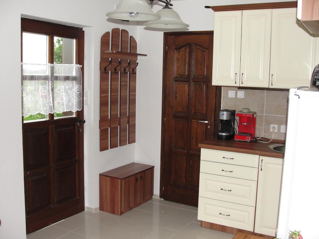 Voeroesmal Vendeghaz Apartment Balatonfured Room photo