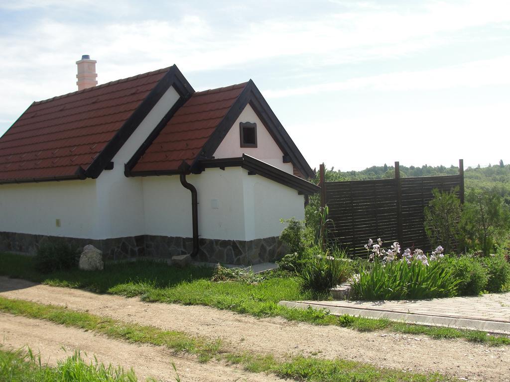 Voeroesmal Vendeghaz Apartment Balatonfured Room photo