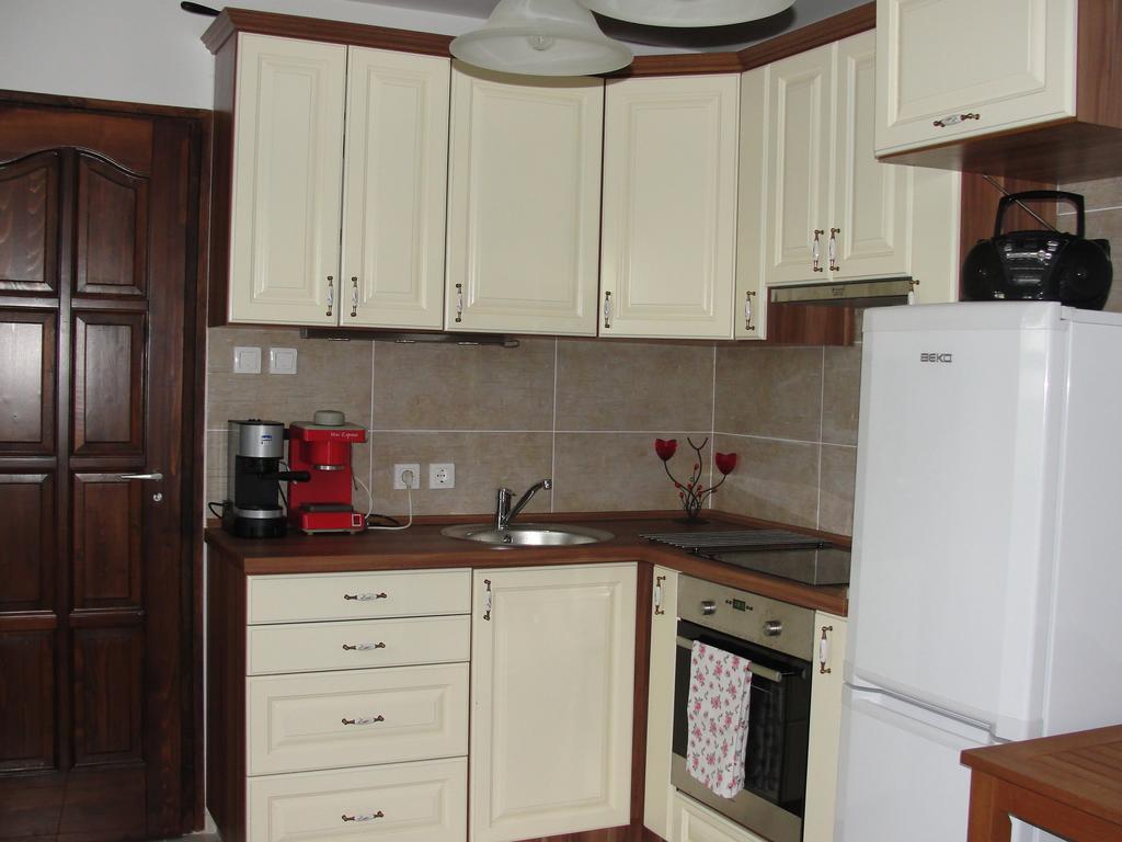 Voeroesmal Vendeghaz Apartment Balatonfured Room photo